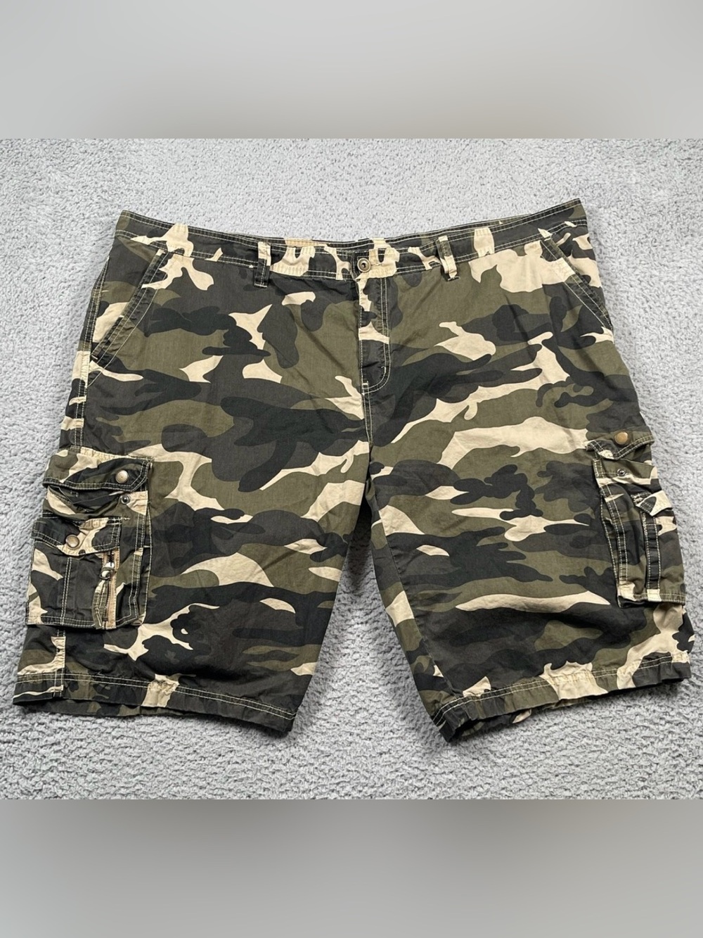 Men’s Army Green Camouflage Cargo Hiking Shorts Size 44